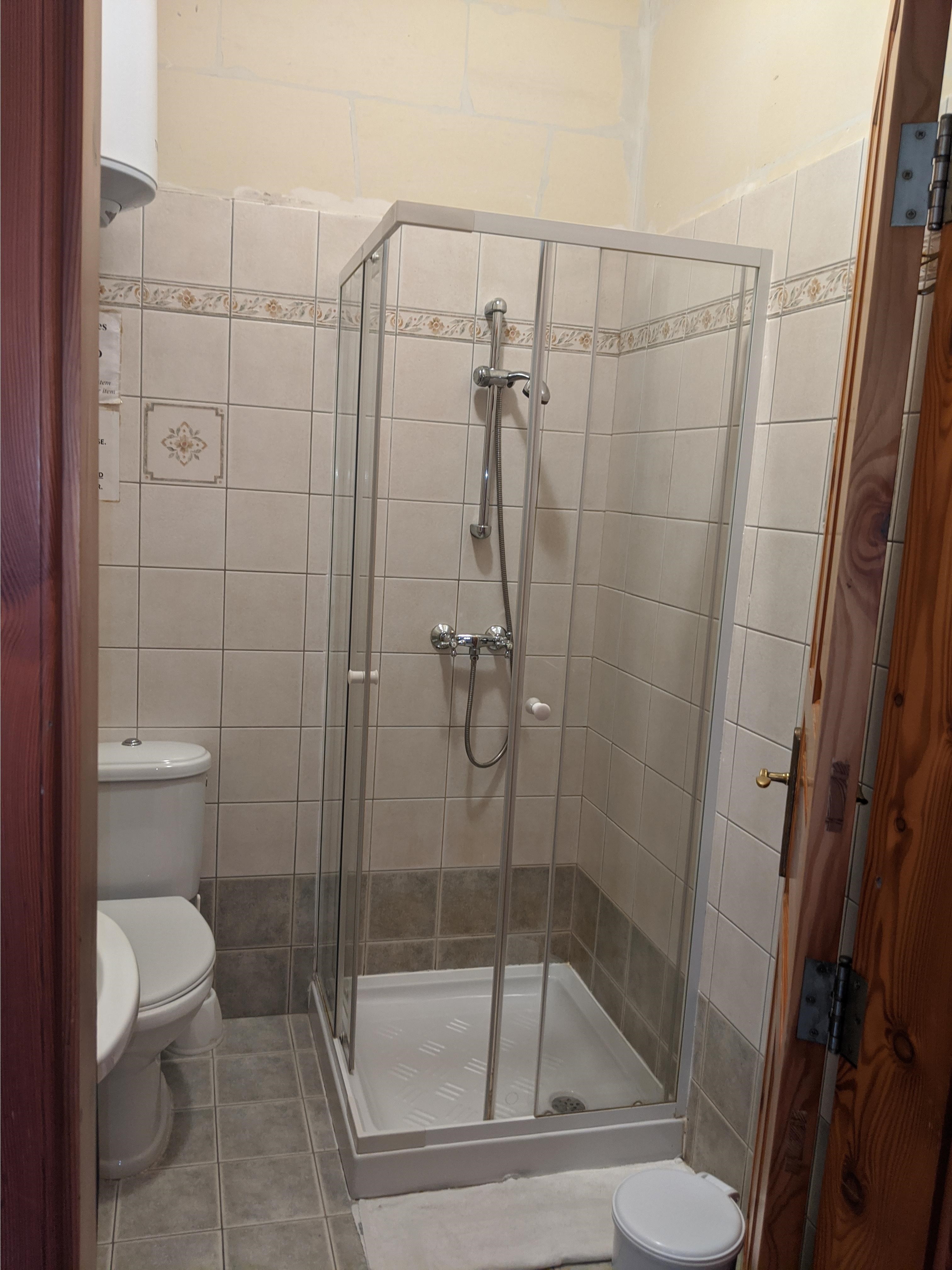 Study English in Malta - GSE Residence bathrooms cleaned every day